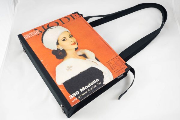 Tasche aus einem Vintage Modeheft "Constanze Mode" Winter 1963 mit rotem Cover und Dame in schwarz/weiß am Cover, kombiniert mit schwarzem Stoff