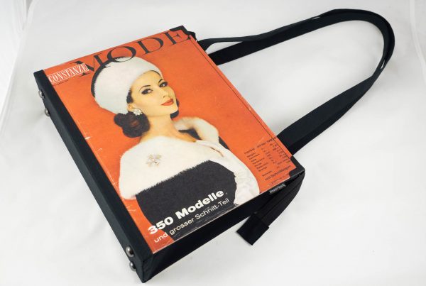 Tasche aus einem Vintage Modeheft "Constanze Mode" Winter 1963 mit rotem Cover und Dame in schwarz/weiß am Cover, kombiniert mit schwarzem Stoff