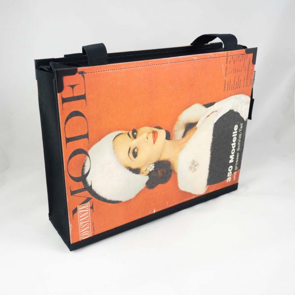 Tasche aus einem Vintage Modeheft "Constanze Mode" Winter 1963 mit rotem Cover und Dame in schwarz/weiß am Cover, kombiniert mit schwarzem Stoff