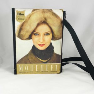 Tasche aus einem Vintage Modeheft Winter 1962/63 von "Film und Frau" kombiniert mit einer schwarz/gold/beige gemusterten Krawatte und schwarzem Stoff
