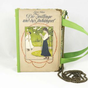 Tasche aus einem Buch "Die Zwillinge und das Anhängsel" in beige kombiniert mit grün gemusterter Krawatte und hellgrünem Stoff