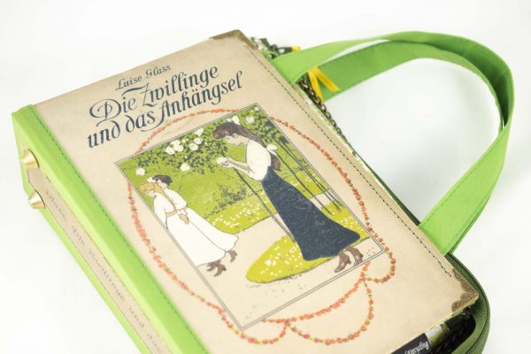 Tasche aus einem Buch "Die Zwillinge und das Anhängsel" in beige kombiniert mit grün gemusterter Krawatte und hellgrünem Stoff