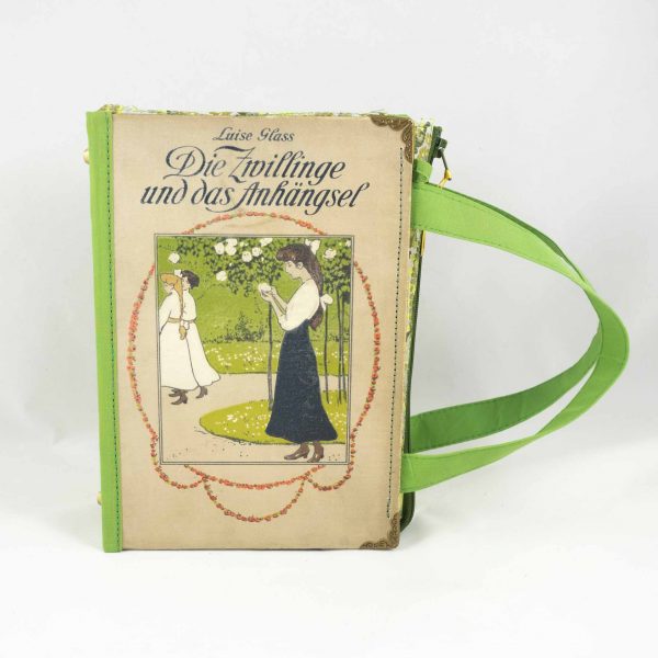 Tasche aus einem Buch "Die Zwillinge und das Anhängsel" in beige kombiniert mit grün gemusterter Krawatte und hellgrünem Stoff