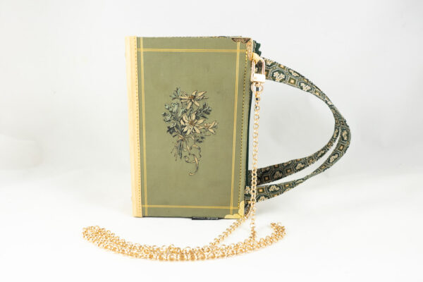 Tasche aus einem alten Anzengruber Buch in grün mit Edelweiß und Enzian am Cover kombiniert mit einer grün/goldenen, blumigen Krawatte und goldenem Stoff