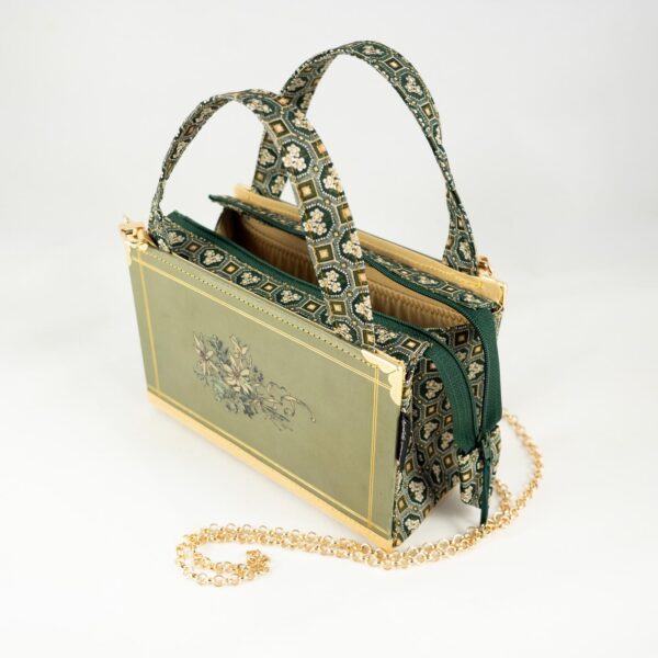 Tasche aus einem alten Anzengruber Buch in grün mit Edelweiß und Enzian am Cover kombiniert mit einer grün/goldenen, blumigen Krawatte und goldenem Stoff