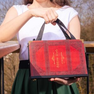 Handtasche aus einem alten Buch Schillers Werke in rot kombiniert mit schwarzem Stoff