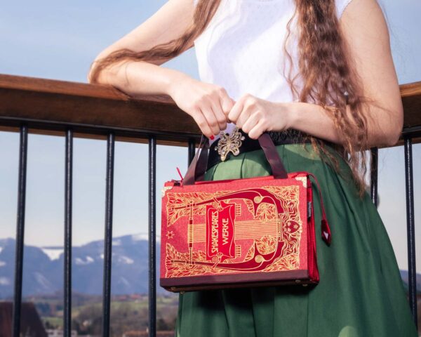 Tasche aus einem alten Jugendstilbuch Shakespeare in rot kombiniert mit roter Krawatte und weinrotem Stoff