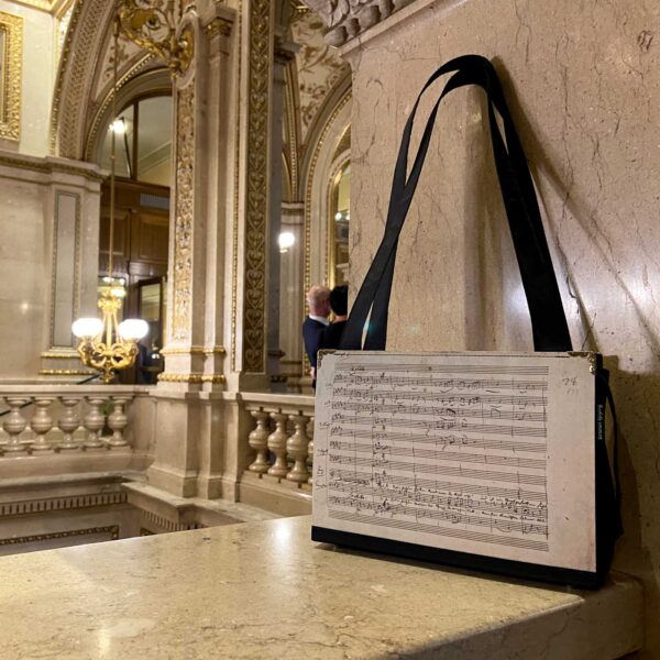Tasche aus einem Faksimile eines Originalmanuskripts von Mozarts Arie "In diesen heil'gen Hallen" als Umhängetasche