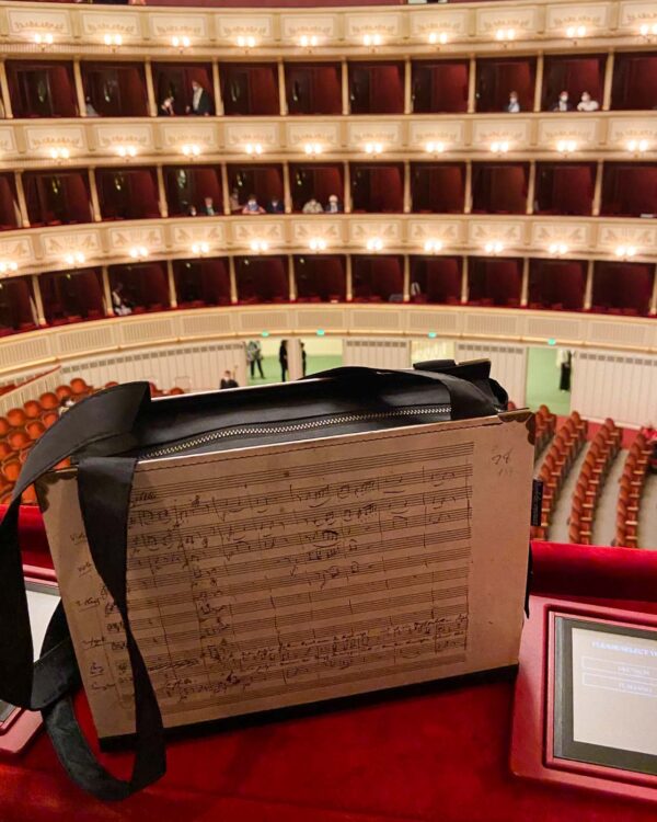 Tasche aus einem Faksimile eines Originalmanuskripts von Mozarts Arie "In diesen heil'gen Hallen" als Umhängetasche