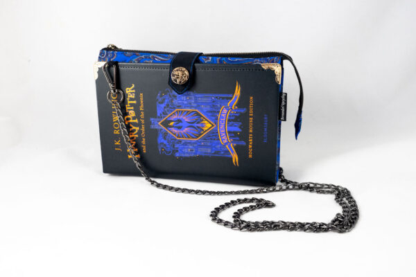 Tasche aus einem Harry Potter buch in schwarz mit blau und Goldschrift kombiniert mit einer blauen Paisley Krawatte und einem Phönix-Zierknopf