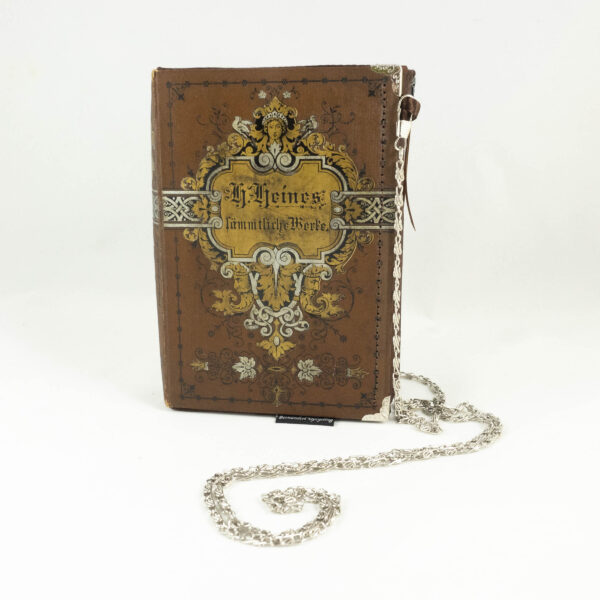 Täschchen/Clutch aus einem Buch von Heinrich Heine in braun kombiniert mit braunem Stoff und Reißverschluss mit silbernen Metallelementen