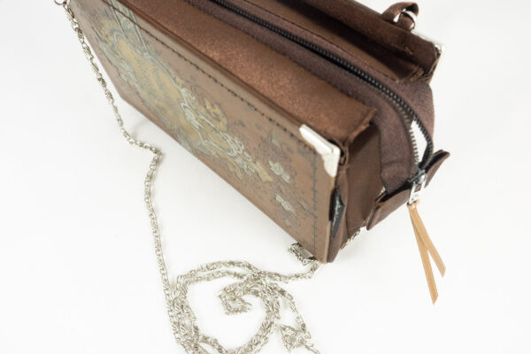 Täschchen/Clutch aus einem Buch von Heinrich Heine in braun kombiniert mit braunem Stoff und Reißverschluss mit silbernen Metallelementen