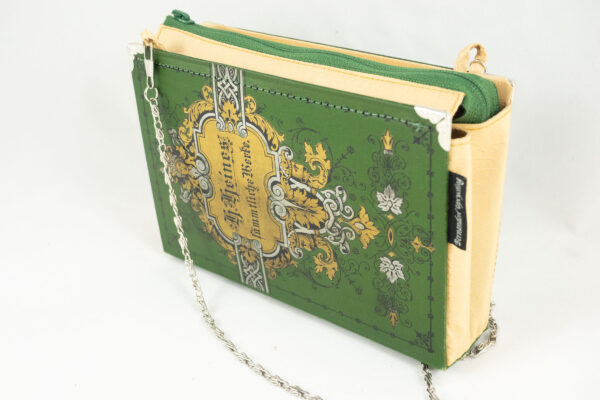 Täschchen/Clutch aus einem Buch von Heinrich Heine in grün kombiniert mit beige/goldenem Stoff und grünem Reißverschluss mit silbernen Metallelementen