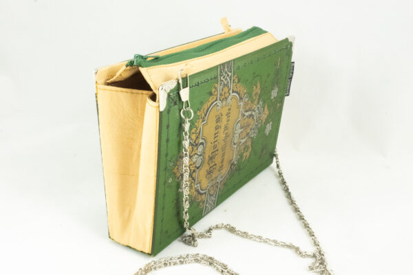 Täschchen/Clutch aus einem Buch von Heinrich Heine in grün kombiniert mit beige/goldenem Stoff und grünem Reißverschluss mit silbernen Metallelementen