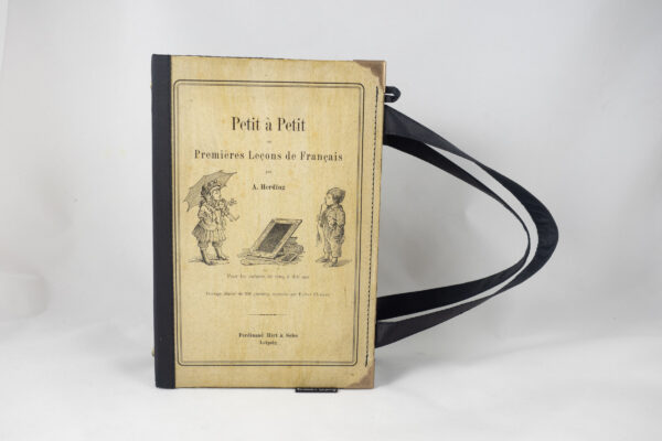 Tasche aus einem französisch Lehrbuch in beige kombiniert mit schwarzem Stoff und Reißverschluss