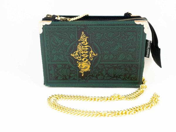 Clutch/Tasche aus einem grünen Goethe Buch mit schönen schwarzen Ornatmenten und Goldprägung kombiniert mit schwarzem Satinstoff