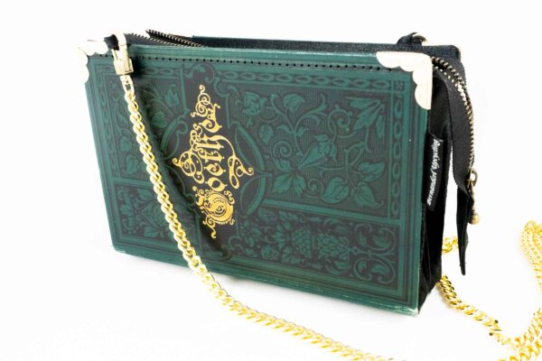 Clutch/Tasche aus einem grünen Goethe Buch mit schönen schwarzen Ornatmenten und Goldprägung kombiniert mit schwarzem Satinstoff