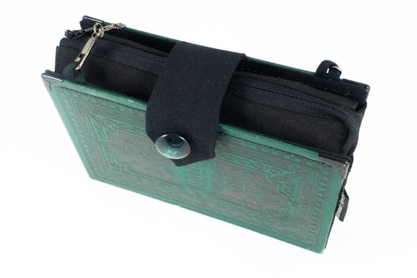 Clutch/Tasche aus einem kleinen Goethe Büchlein in grün mit schönen schwarzen Ornamenten kombiniert mit schwarzer Krawatte