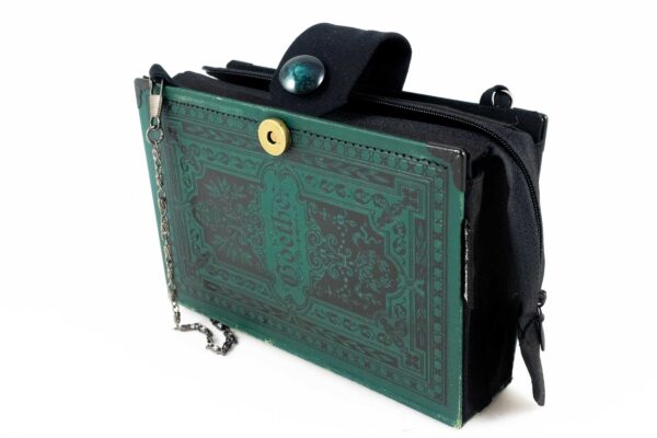 Clutch/Tasche aus einem kleinen Goethe Büchlein in grün mit schönen schwarzen Ornamenten kombiniert mit schwarzer Krawatte