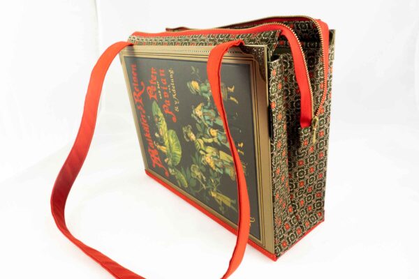 Tasche aus einem Vintage Kinderbuch "Maikäfer auf Reisen" mit alten Kinderbuchzeichnungen in grün/braun gehalten mit roter Schrift, kombiniert mit einer grün/roten Krawatte und rotem Stoff