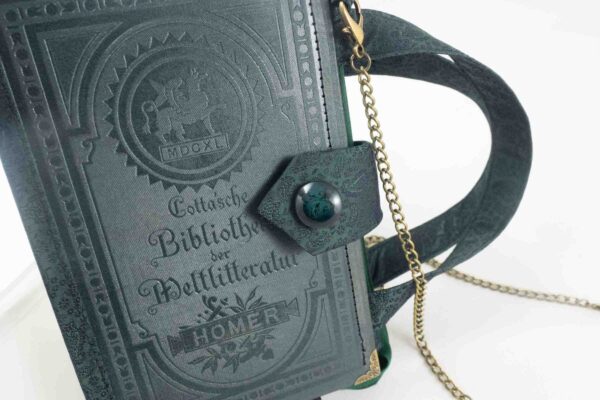 Täschchen aus einem Büchlein "Bibliothek der Weltliteratur" in dunkelgrün kombiniert mit einer dunkelgrün gemusterten Krawatte