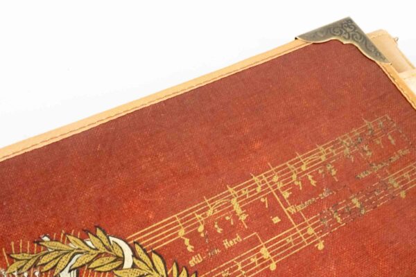 Tasche aus einem alten Notenbuch Im Reiche der Musik in rotbraun kombiniert mit goldenem rotbraun gemusterter Krawatte und goldenem Satinstoff