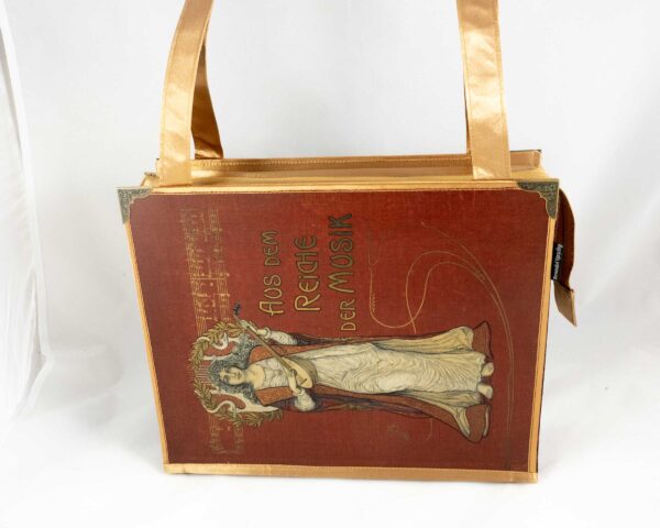 Tasche aus einem alten Notenbuch Im Reiche der Musik in rotbraun kombiniert mit goldenem rotbraun gemusterter Krawatte und goldenem Satinstoff