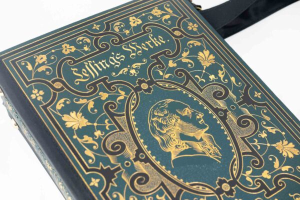 Tasche aus einem Prachtband von Lessings Werken in dunkelgrün mit gold/schwarzen Ornamenten und Prägungen kombiniert mit schwarzem Stoff