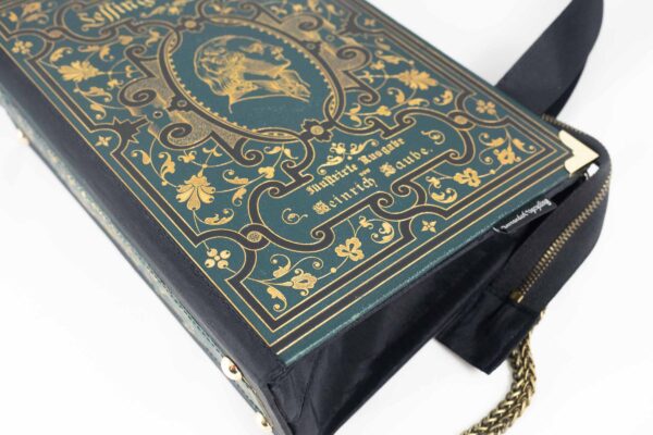 Tasche aus einem Prachtband von Lessings Werken in dunkelgrün mit gold/schwarzen Ornamenten und Prägungen kombiniert mit schwarzem Stoff