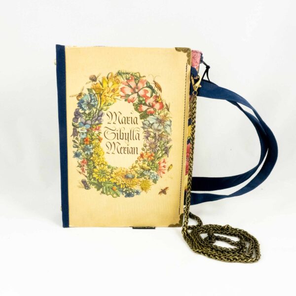 Tasche aus einem Buch über Maria Sibylla Merian mit Blumen und Insekten am Cover kombiniert mit einer blumigen Krawatte und innen ausgestattet mit einen blumigen Halstuch