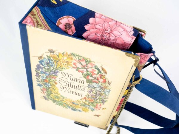 Tasche aus einem Buch über Maria Sibylla Merian mit Blumen und Insekten am Cover kombiniert mit einer blumigen Krawatte und innen ausgestattet mit einen blumigen Halstuch