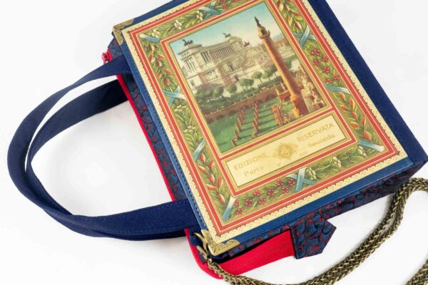 Tasche aus einem alten Reise/Fotobuch über Rom mit schönen Rom-Bildern am Cover in rot/blau gehalten, kombiniert mit einer rot/blau gemusterten Krawatte und rotem Reißverschluss