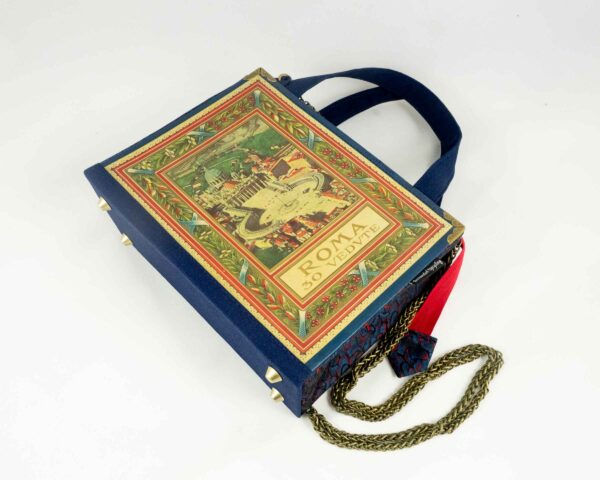 Tasche aus einem alten Reise/Fotobuch über Rom mit schönen Rom-Bildern am Cover in rot/blau gehalten, kombiniert mit einer rot/blau gemusterten Krawatte und rotem Reißverschluss