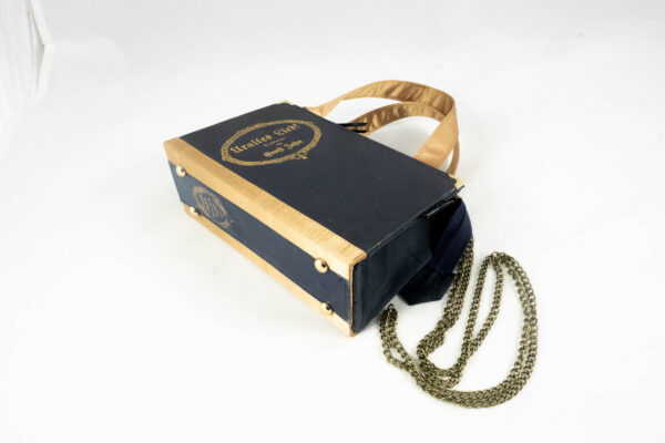 Tasche aus einem alten Buch von Ernst Zahn "Uraltes Lied" in dunkelblau und Goldornamenten kombiniert mit goldenem Satinstoff