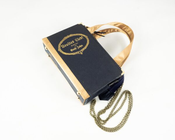 Tasche aus einem alten Buch von Ernst Zahn "Uraltes Lied" in dunkelblau und Goldornamenten kombiniert mit goldenem Satinstoff