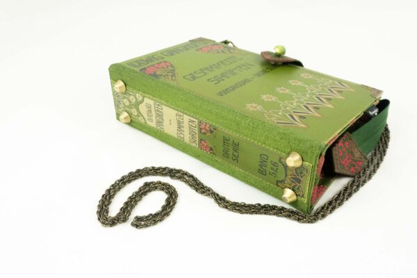 Täschchen/Clutch aus einem Buch von Ludwig Ganghofer in grün mit Edelweiß am Cover kombiniert mit einer grün/pinken Krawatte