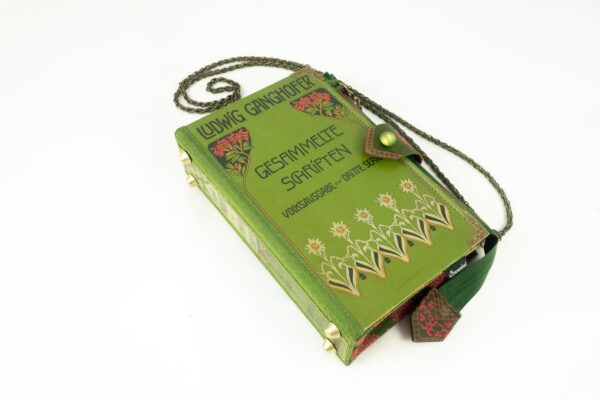Täschchen/Clutch aus einem Buch von Ludwig Ganghofer in grün mit Edelweiß am Cover kombiniert mit einer grün/pinken Krawatte