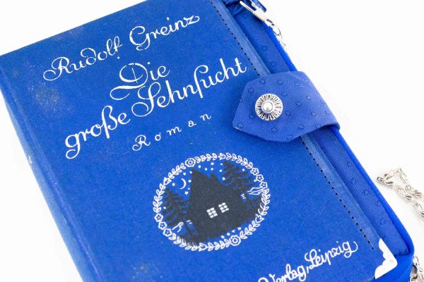 Tasche/Clutch aus einem Buch "Die große Sehnsucht" in blitzblau mit silberfarbenen Prägungen kombiniert mit blauem Krawattenstoff