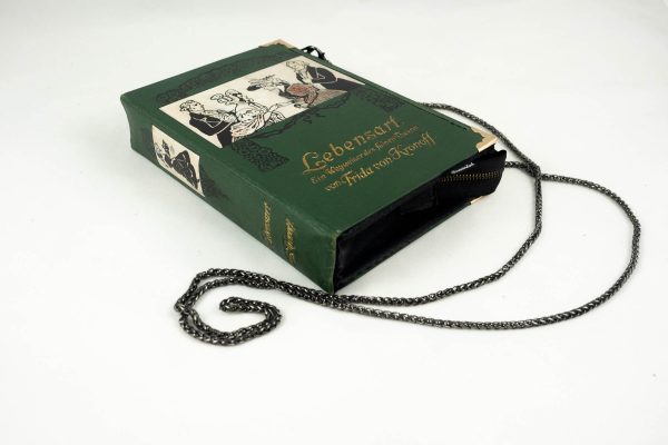 Tasche/Clutch aus einem Buch "Lebensart", das Buch für den guten Ton, mit einem Bildnis einer feinen Gesellschaft am Cover, in grün gehalten kombiniert mit schwarzem Stoff