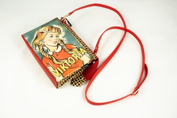 Tasche/Clutch aus einem Buch "Viktoria" mit einem Mädchenbildnis am Cover kombiniert mit gelb/roter Krawatte