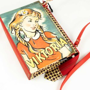 Tasche/Clutch aus einem Buch "Viktoria" mit einem Mädchenbildnis am Cover kombiniert mit gelb/roter Krawatte