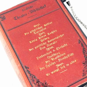 Tasche/Clutch aus einem Buch "Theater Bibliothek" in rot kombiniert mit schwarzem Stoff