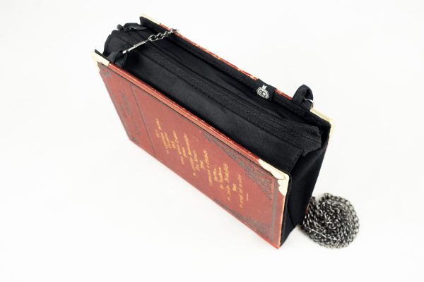 Tasche/Clutch aus einem Buch "Theater Bibliothek" in rot kombiniert mit schwarzem Stoff