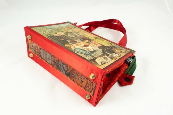 Tasche aus einem historischen Jugendbuch "Deutsches Mädchenbuch" in rot mit verträumten Illustrationen am Cover kombiniert mit einer rot gemusterten Krawatte