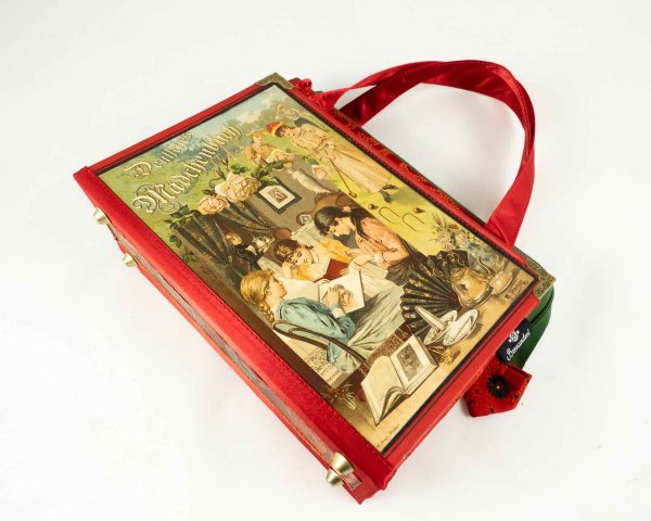 Tasche aus einem historischen Jugendbuch "Deutsches Mädchenbuch" in rot mit verträumten Illustrationen am Cover kombiniert mit einer rot gemusterten Krawatte