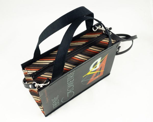 Tasche aus einem Geometrie-Lehrbuch in Schwarz mit Lineal und Zirkel am Cover kombiniert mit schwarz/gelb/orange gestreifter Krawatte