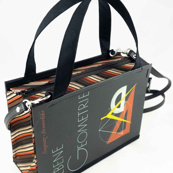 Tasche aus einem Geometrie-Lehrbuch in Schwarz mit Lineal und Zirkel am Cover kombiniert mit schwarz/gelb/orange gestreifter Krawatte