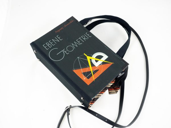 Tasche aus einem Geometrie-Lehrbuch in Schwarz mit Lineal und Zirkel am Cover kombiniert mit schwarz/gelb/orange gestreifter Krawatte