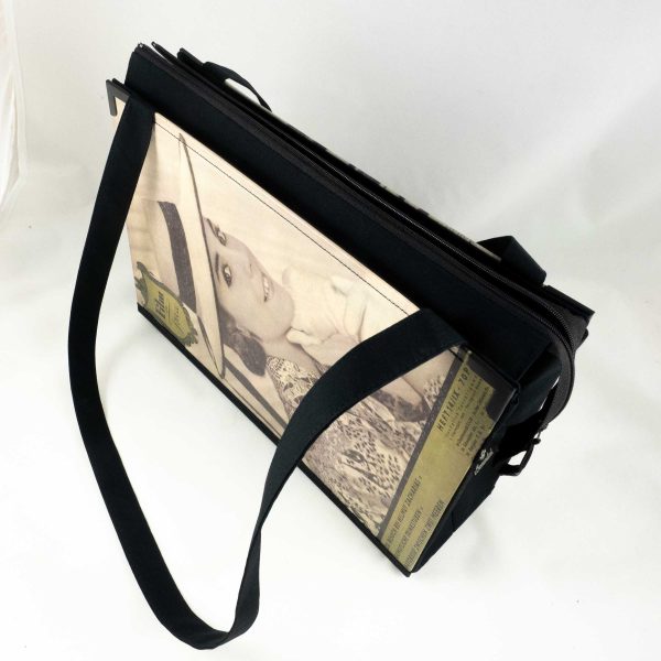 Große Tasche aus einem "Film & Frau" Magazin der 50er Jahre in schwarz/weiß/gold kombiniert mit schwarzem Stoff