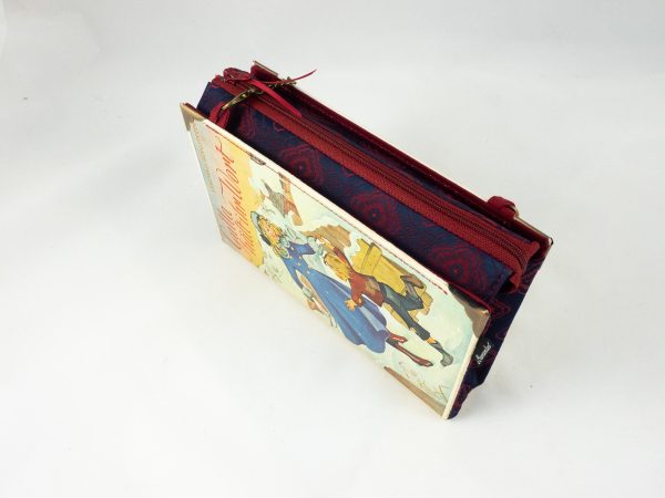 Tasche/Clutch aus einem alten Gulla-Buch kombiniert mit einer dunkelblau/rot gemusterten Krawatte und weinrotem Stoff
